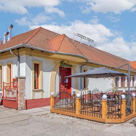 Bed and Breakfast 100 Eves Fogado Szatymaz Екстер'єр фото