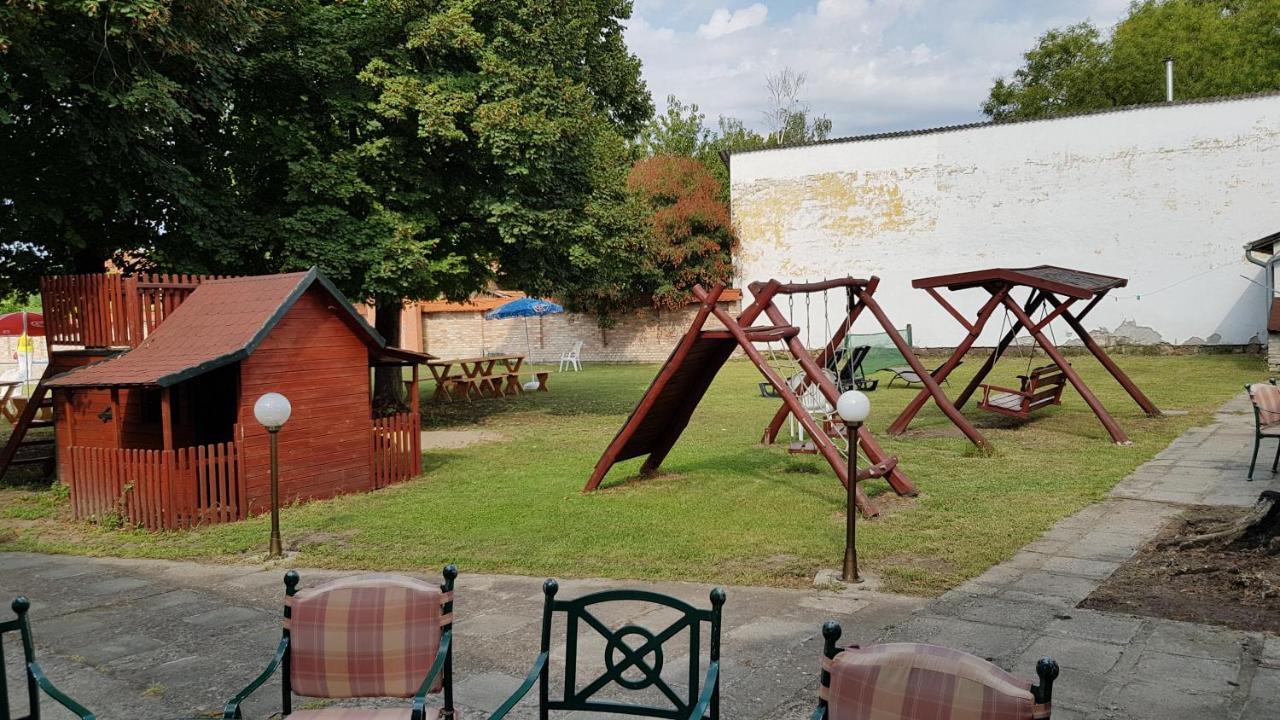 Bed and Breakfast 100 Eves Fogado Szatymaz Екстер'єр фото
