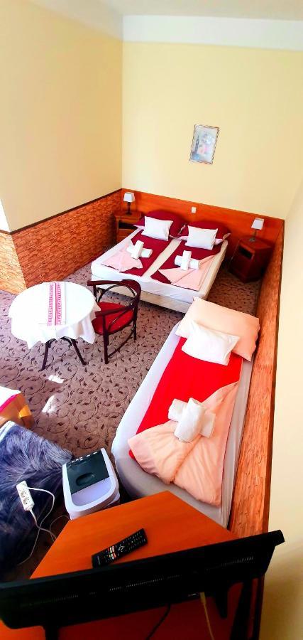 Bed and Breakfast 100 Eves Fogado Szatymaz Екстер'єр фото