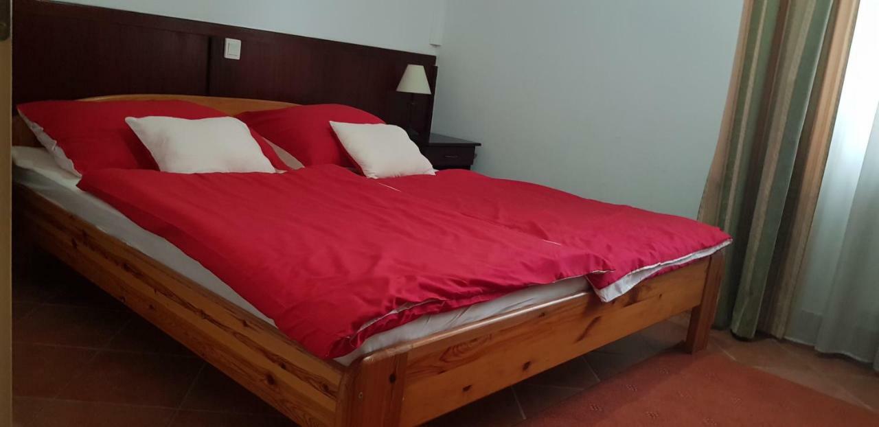 Bed and Breakfast 100 Eves Fogado Szatymaz Екстер'єр фото
