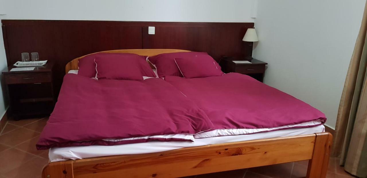 Bed and Breakfast 100 Eves Fogado Szatymaz Екстер'єр фото